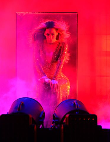 Beyonce’s Bare Butt Kicks Off “On The Run” Tour | 99.3-105.7 Kiss FM